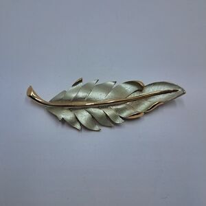 Vintage Lisa Gold Tone Leaf Brooch Satin Brushed Finish Mid Century Jewelry MCM